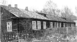Почему при строительстве Дзержинска в качестве жилья строили деревянные бараки, а не кирпичные дома?