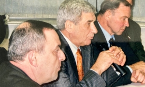 На выборах мэра Владимира Бриккера негласно поддерживал губернатор Геннадий Ходырев. 